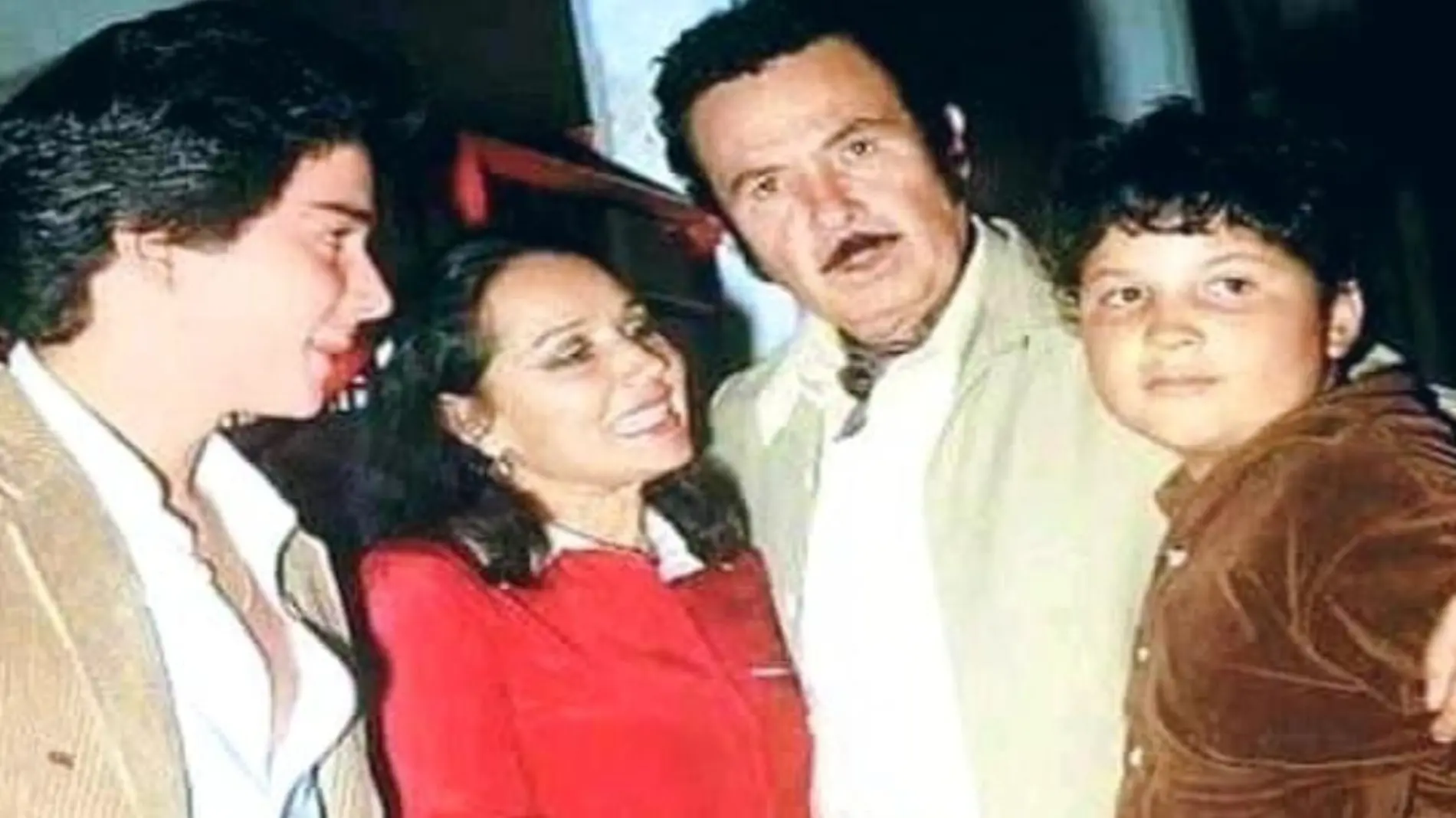 Flor Silvestre y Antonio Aguilar con sus hijos